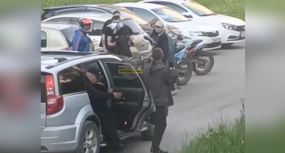В стиле 90-х: конфликт юного питбайкера и пешехода завершился приездом группы поддержки в спортивках и дракой