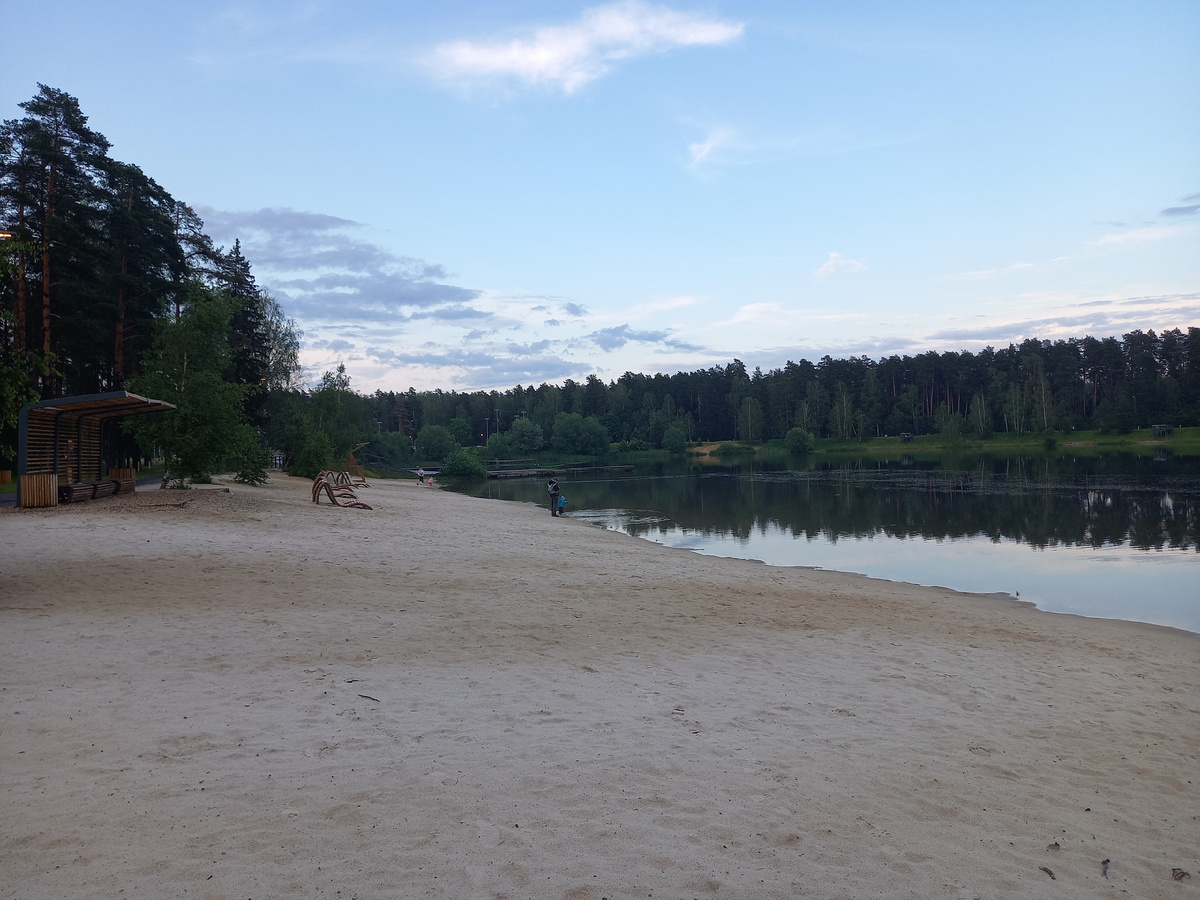Вдалеке можно увидеть шезлонги на Южном озере