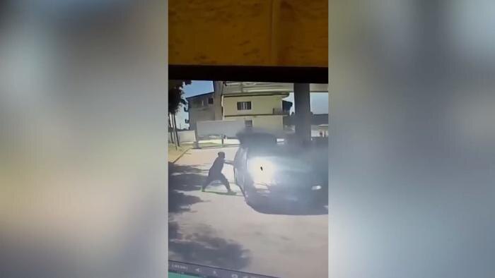 В Италии четверо мигрантов заперли в машине и подожгли на АЗС. Обложка © Х / VolkRegeert