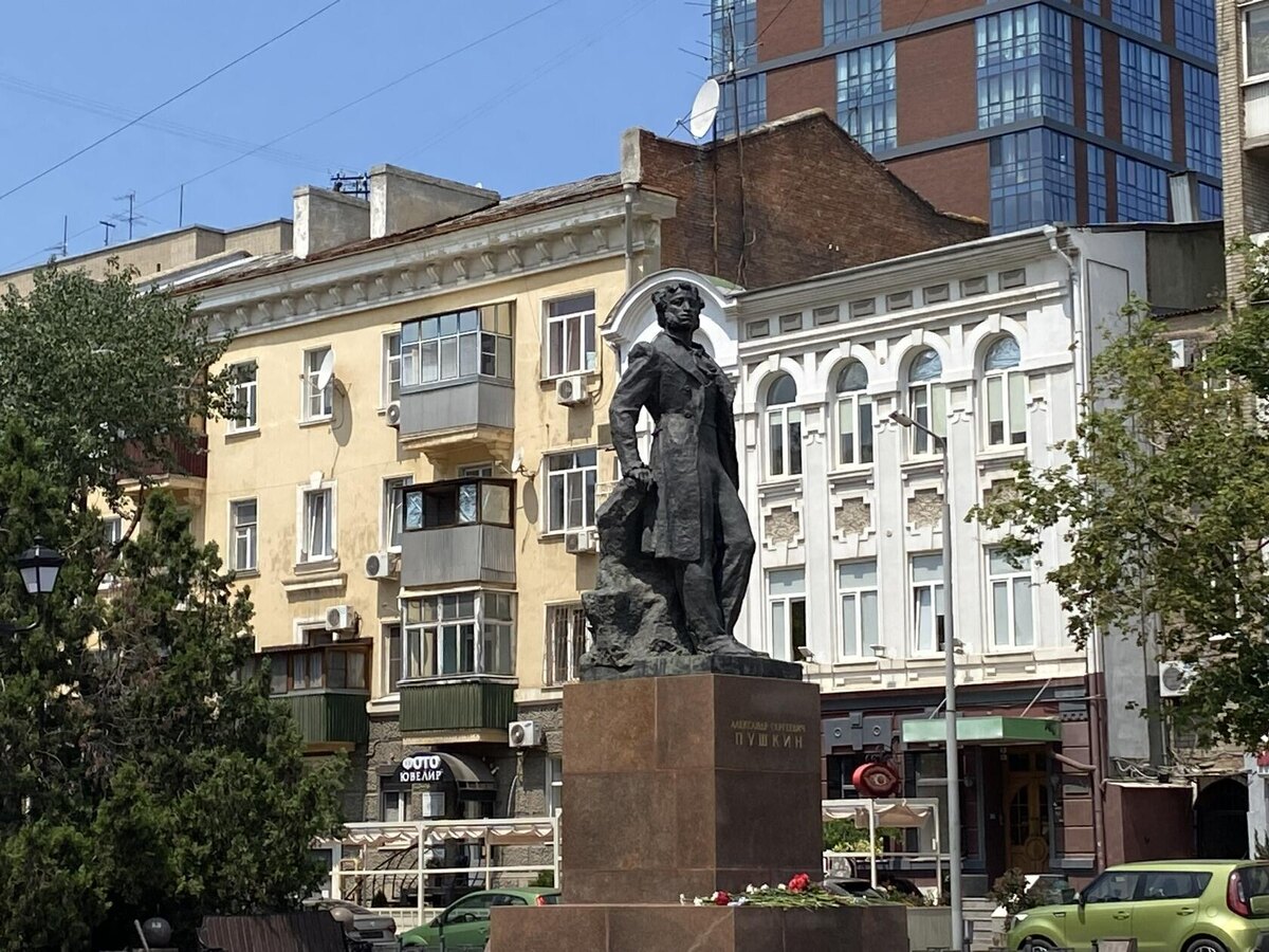 Памятник Александру Сергеевичу Пушкину на Пушкинской улице Ростова-на-Дону. Фото автора
