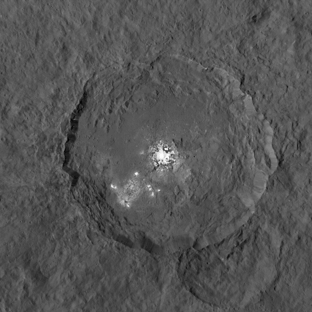 Изображение NASA кратера Оккатор на карликовой планете Церера, которое было повернуто для изменения положения теней и устранения иллюзии кратера. Авторы: NASA/JPL-Caltech/UCLA/MPS/DLR/IDA через Wikipedia