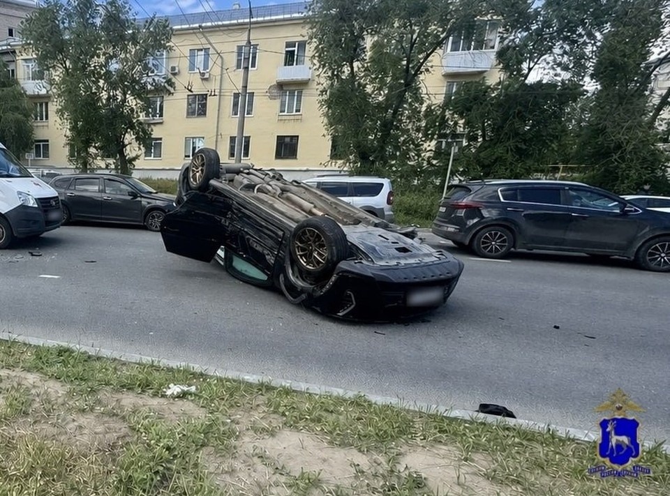    Машина от удара перевернулась. Фото: ГУ МВД России по Самарской области.
