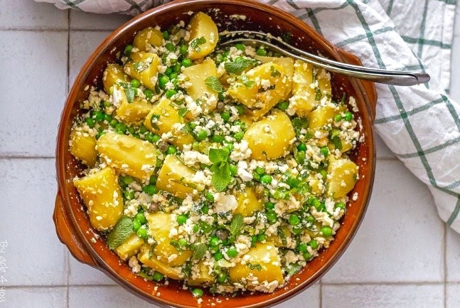 Французский салат из картофеля с яйцом и зелёным горошком