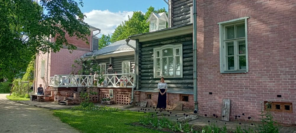 Фотография из архива театра. На фоне усадебного дома в Мураново
