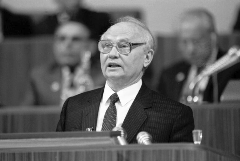 Председатель КГБ собирал досье на Горбачева и Яковлева. Крючков раскрыл, что обнаружила разведка о связях с Западом