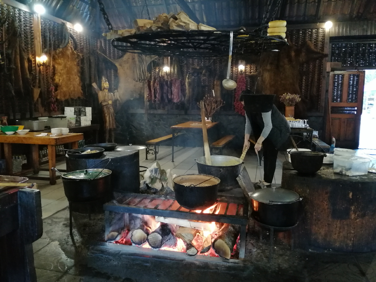 Апацха у озера Рица. Над огнем висит мясо, на решетке выше лежит сыр. Фото автора
