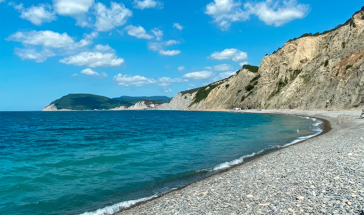 Галька — горячая, море — огромное, жизнь — счастливая: так могли бы рекламировать маркетологи посёлок Широкая Балка.Фото: Сергей Левченко / Яндекс.Карты