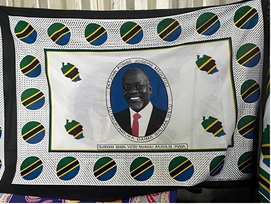 Фото из статьи «Что значит канга в жизни танзанийца» (What Does a Khanga Mean in the Life of a Tanzanian? The Chanzo Blog. Julai 15, 2025)