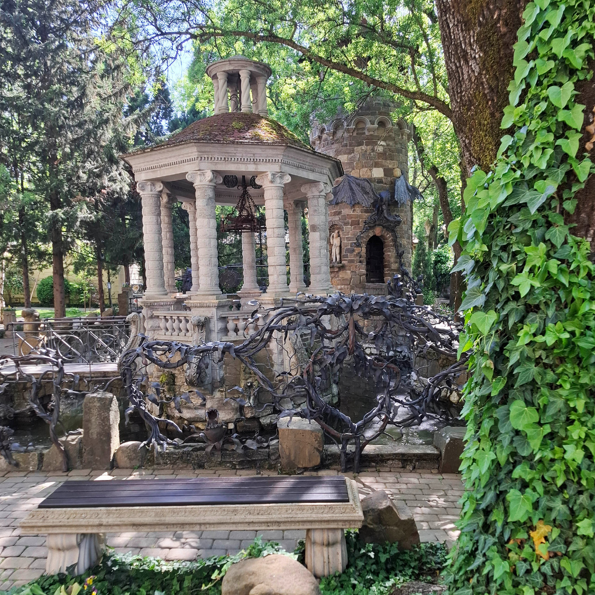 «Средневековый уголок» - с маленьким замком, прудом и драконом. Фото автора.