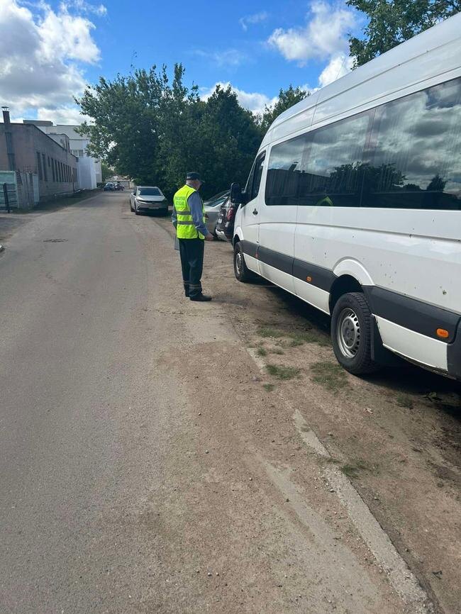 Два микроавтобуса и автобус до решения суда помещены на штрафную стоянку как средства совершения административных правонарушений
