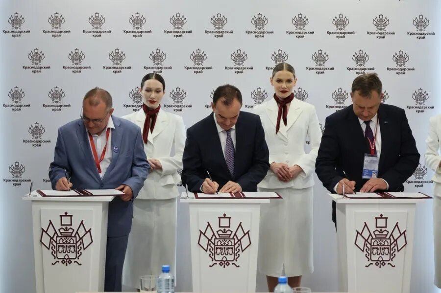 Подписание соглашения о реализации проекта компании «Апрель» в Краснодаре //Фото: пресс-служба администрации Краснодарского края