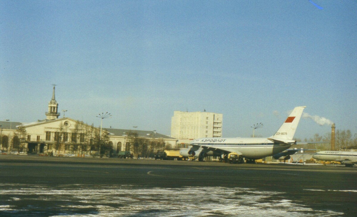 Ил-86 на перроне свердловского аэропорта «Кольцово», 1988 год. Автор фото ПСП, источник фото: aviaforum.ru