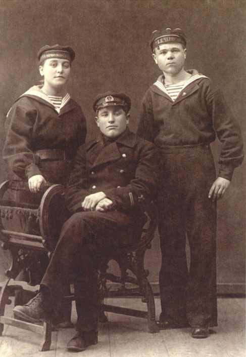 Старший специалист и матрос Морских сил Черного моря. 1922-1924 гг. Коллекция автора. Слева стоит девушка в матросской форме. 