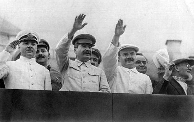 Иосиф Сталин и руководство СССР на Параде Физкультурников, 1936 год. фото из ria.ru
