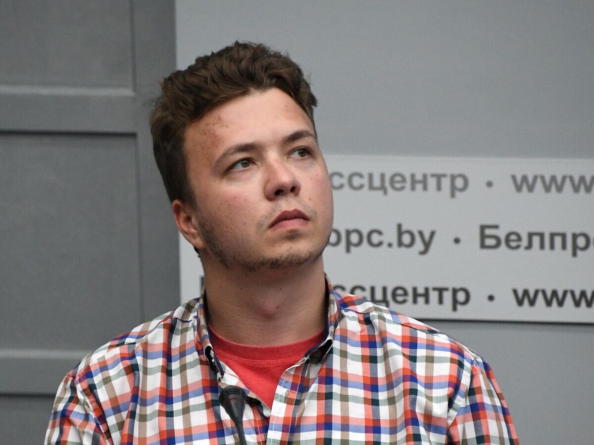    Задержанный в Белоруссии Роман Протасевич принимает участие в пресс-конференции в Минске, организованной МИД республики | © Sputnik / Виктор Толочко