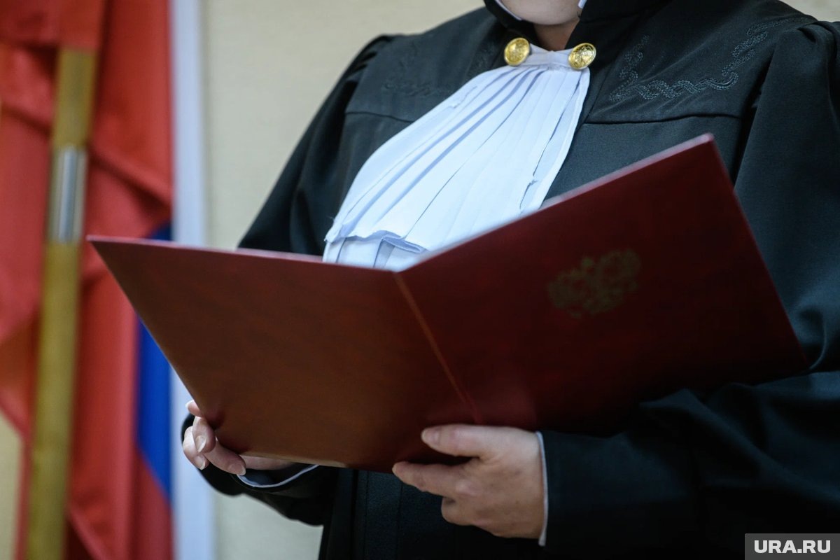     Гадалке назначили год и шесть месяцев условно