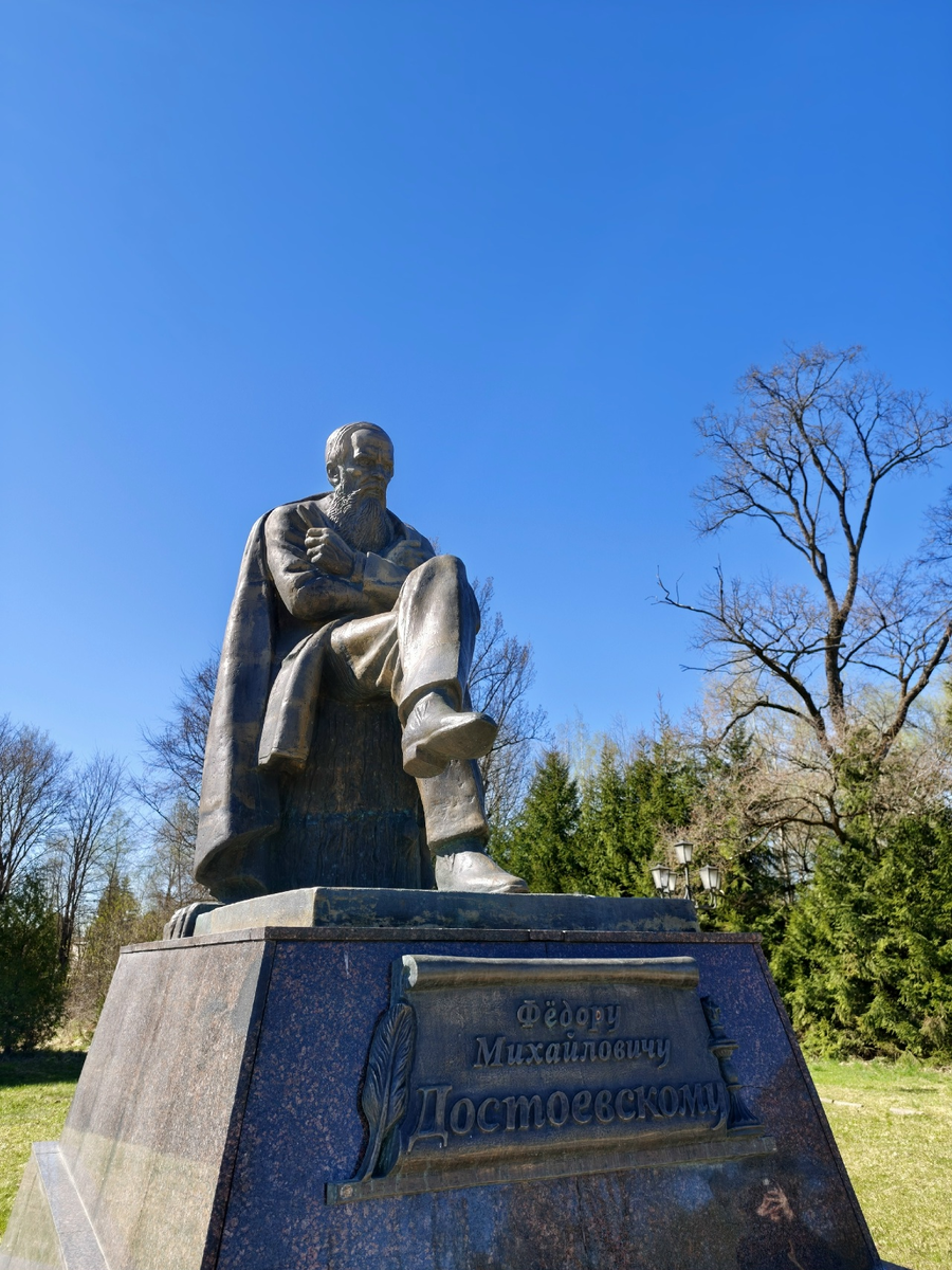 Памятник Федору Михайловичу Достоевскому в Старой Руссе.