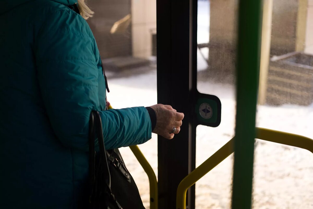 Женщина в общественном транспорте | © iStock.com / Timur Malazoniia