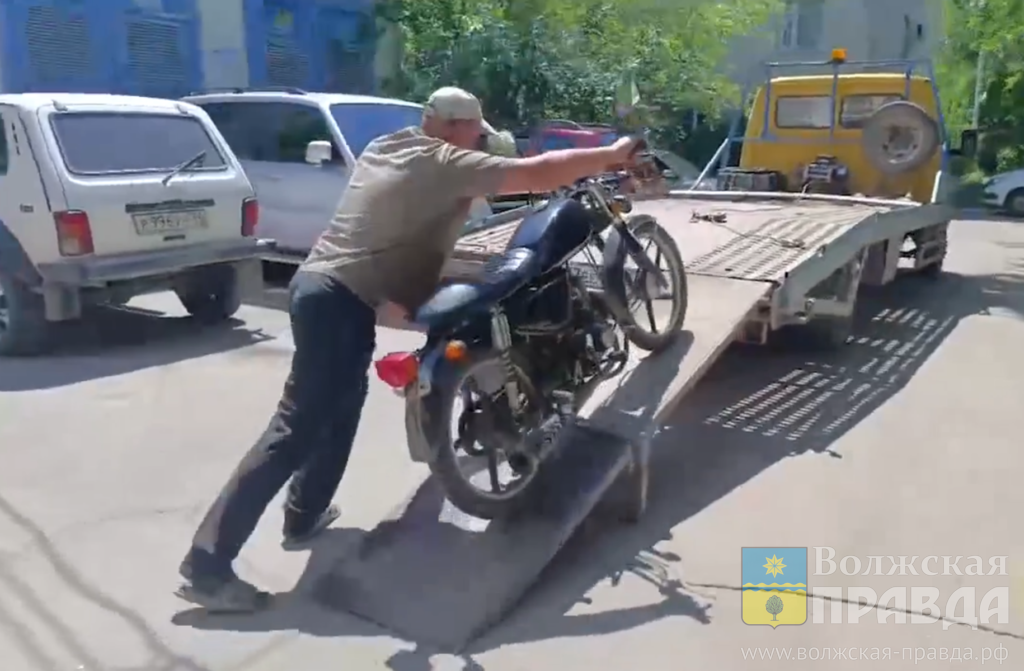 Скриншот с видео ГУ МВД России по Волгоградской области📷    Мопед забрали, подростка – в «приёмник»: полиция Волжского вычислила 15-летнего мотохама
