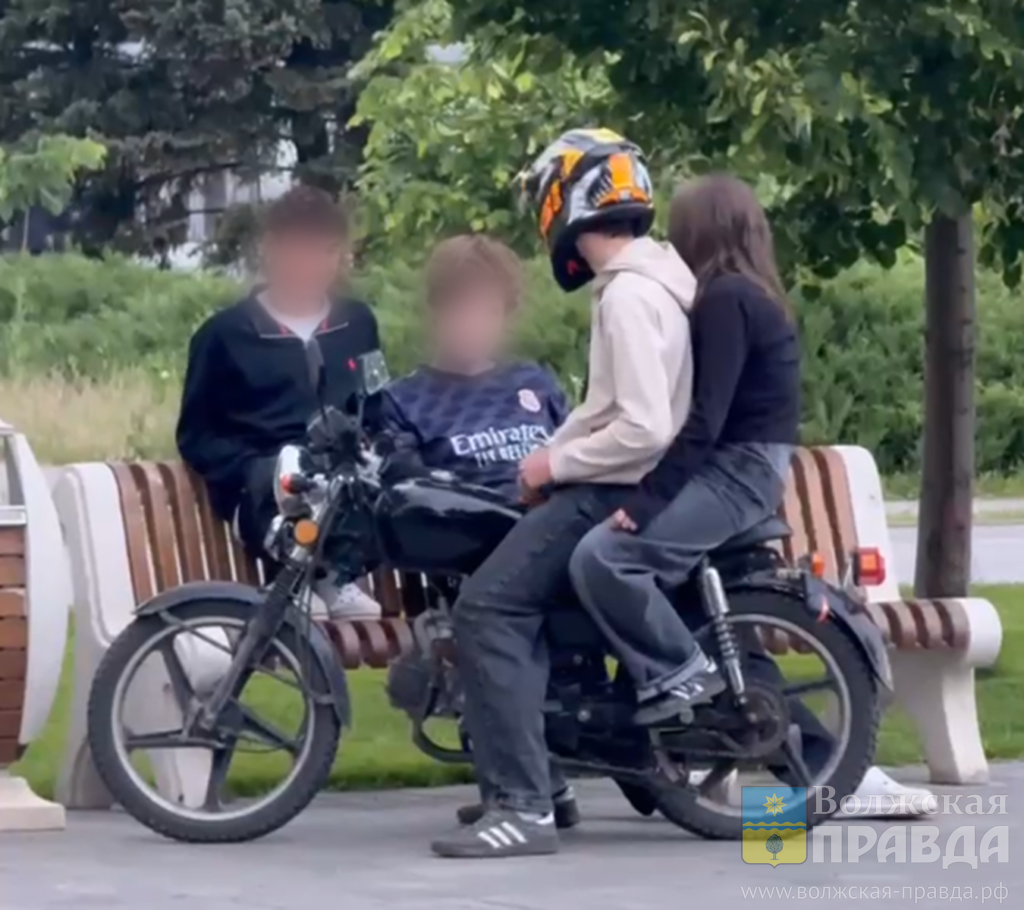 Скриншот с видео, присланного читателем Волжской правды📷    Мопед забрали, подростка – в «приёмник»: полиция Волжского вычислила 15-летнего мотохама
