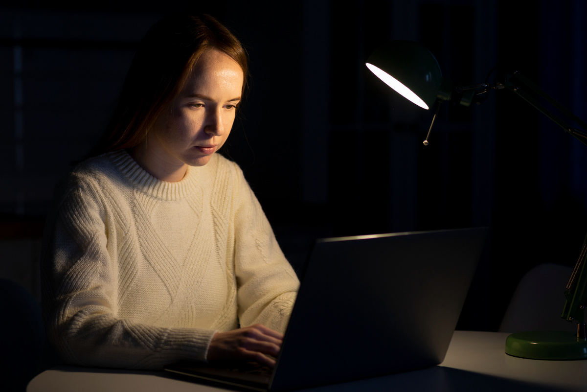 https://www.magnific.com/ru/free-photo/woman-working-laptop-night_7395654.htm#fromView=search&page=1&position=13&uuid=05544741-d0e0-433f-9005-439a96215ce9&query=%D0%B4%D0%B5%D0%B2%D1%83%D1%88%D0%BA%D0%B0+%D0%B7%D0%B0+%D0%BA%D0%BE%D0%BC%D0%BF%D0%BE%D0%BC+%D0%BD%D0%BE%D1%87%D1%8C