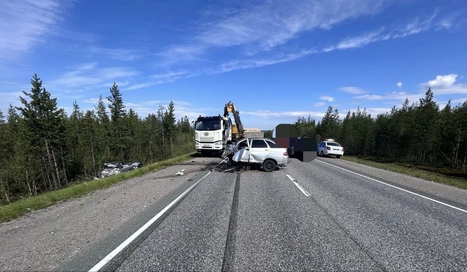    Водитель ВАЗа скончался на месте. Пассажир отечественного автомобиля, а также водитель Kia получили ранения различной степени тяжести. Фото: Госавтоинспекция по Мурманской области