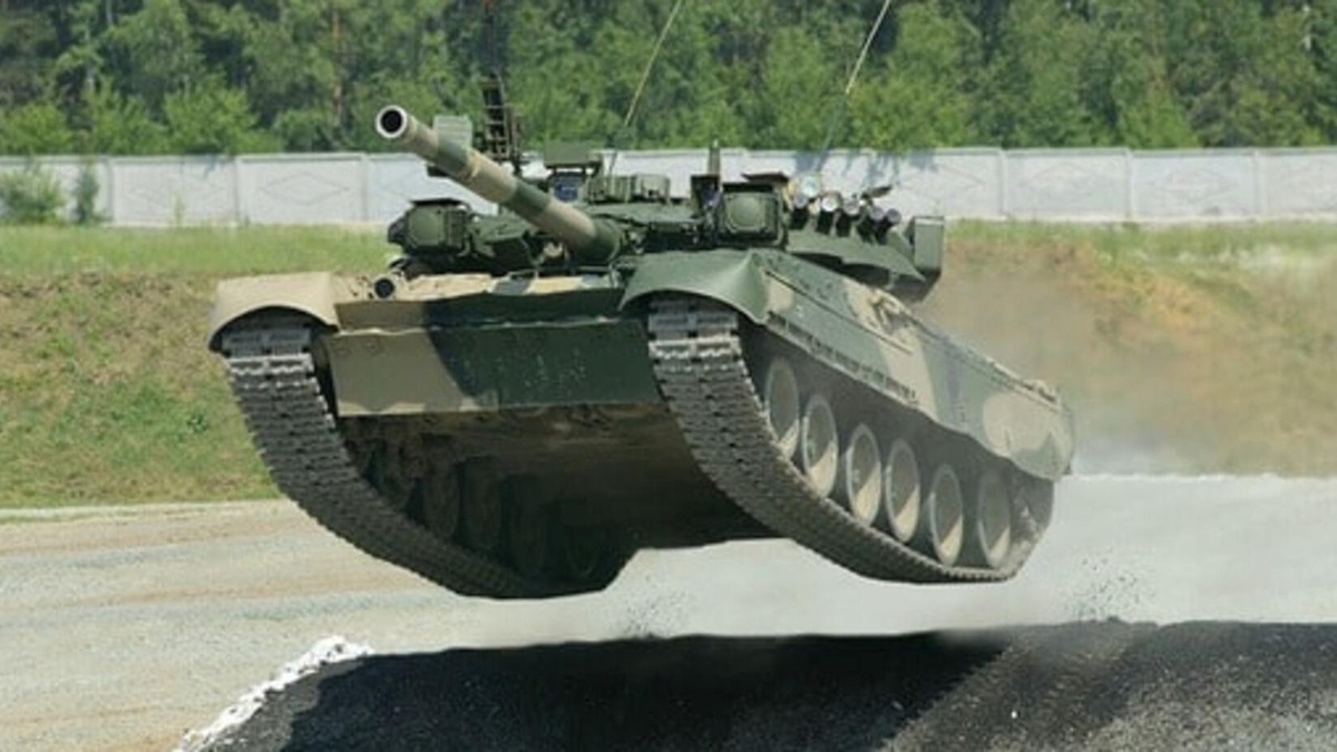Советский «летающий танк» Т-80 (с установленным ГТД-1000Т) перелетел на трамплине 14 метров и мягко приземлился. Экипаж «Абрамса» повторять рискованный трюк не решился.