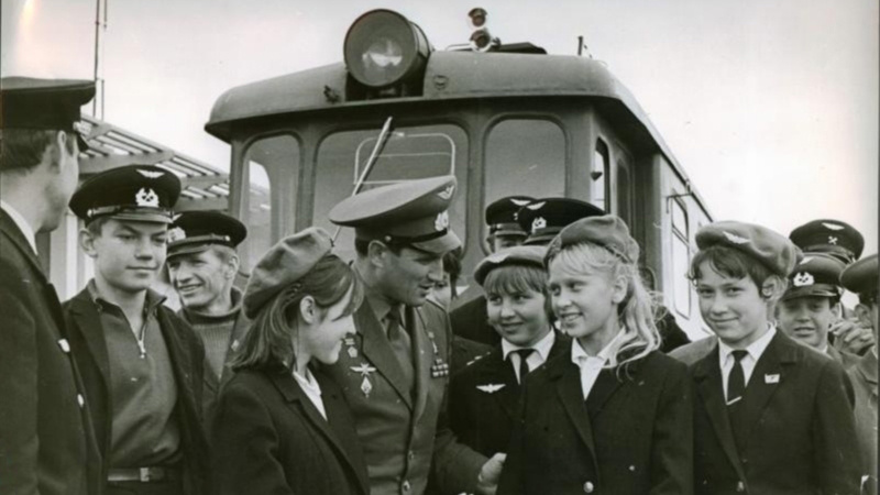 3 августа 1969 года, открытие Тюменской ДЖД, космонавт Борис Волынов с юными железнодорожниками, автор И. Сапожков