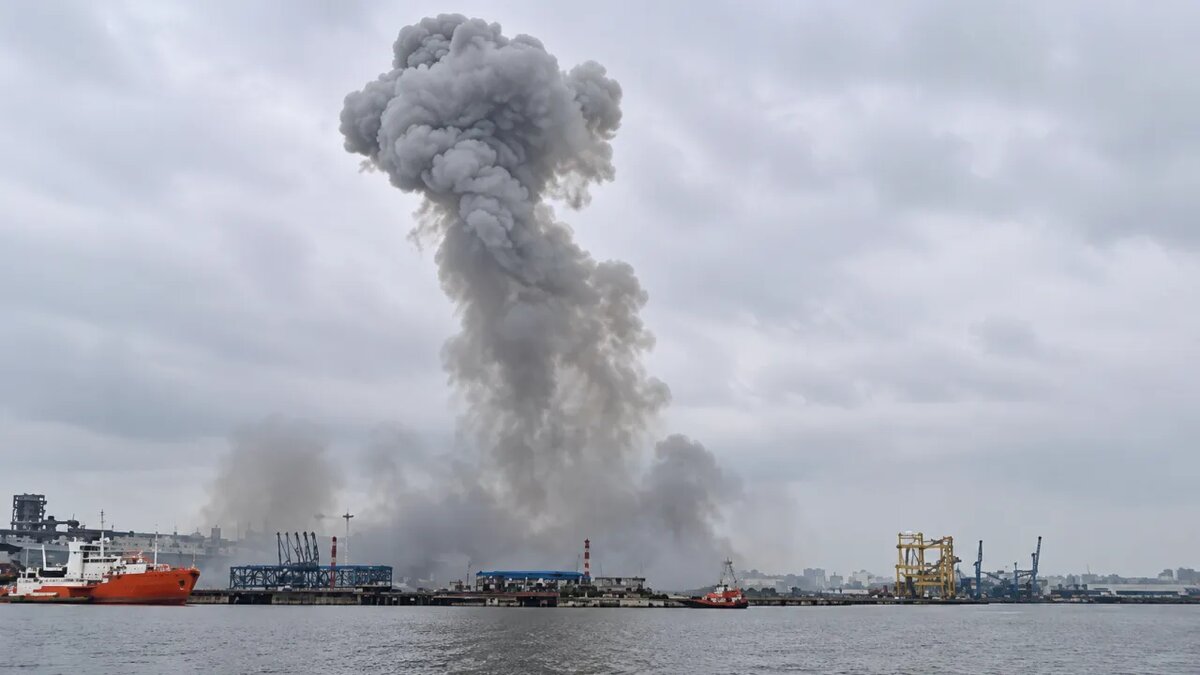 Взрыв украинского БЭКа в порту Констанца, Румыния, 05.06.2026 (https://topcor.ru/71860-bjek-vsu-vzorvalsja-v-rumynskom-portu-konstanca-objavlena-jevakuacija.html)