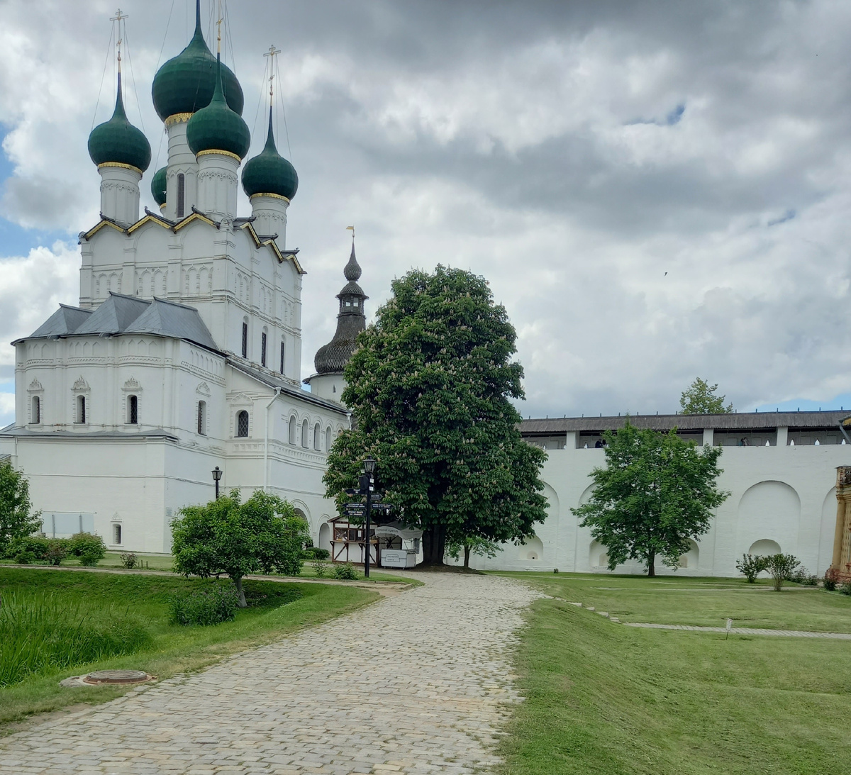 Церковь Иоанна Богослова и огромный каштан на территории Ростовского кремля. Фото автора.