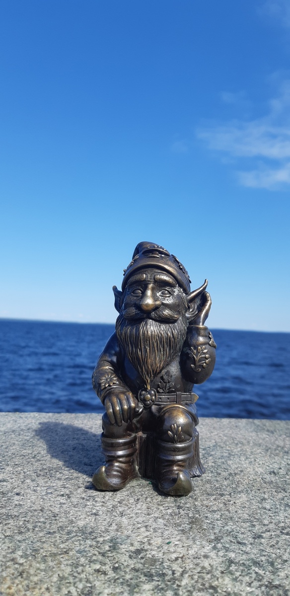Хома на одном из парапетов на набережной