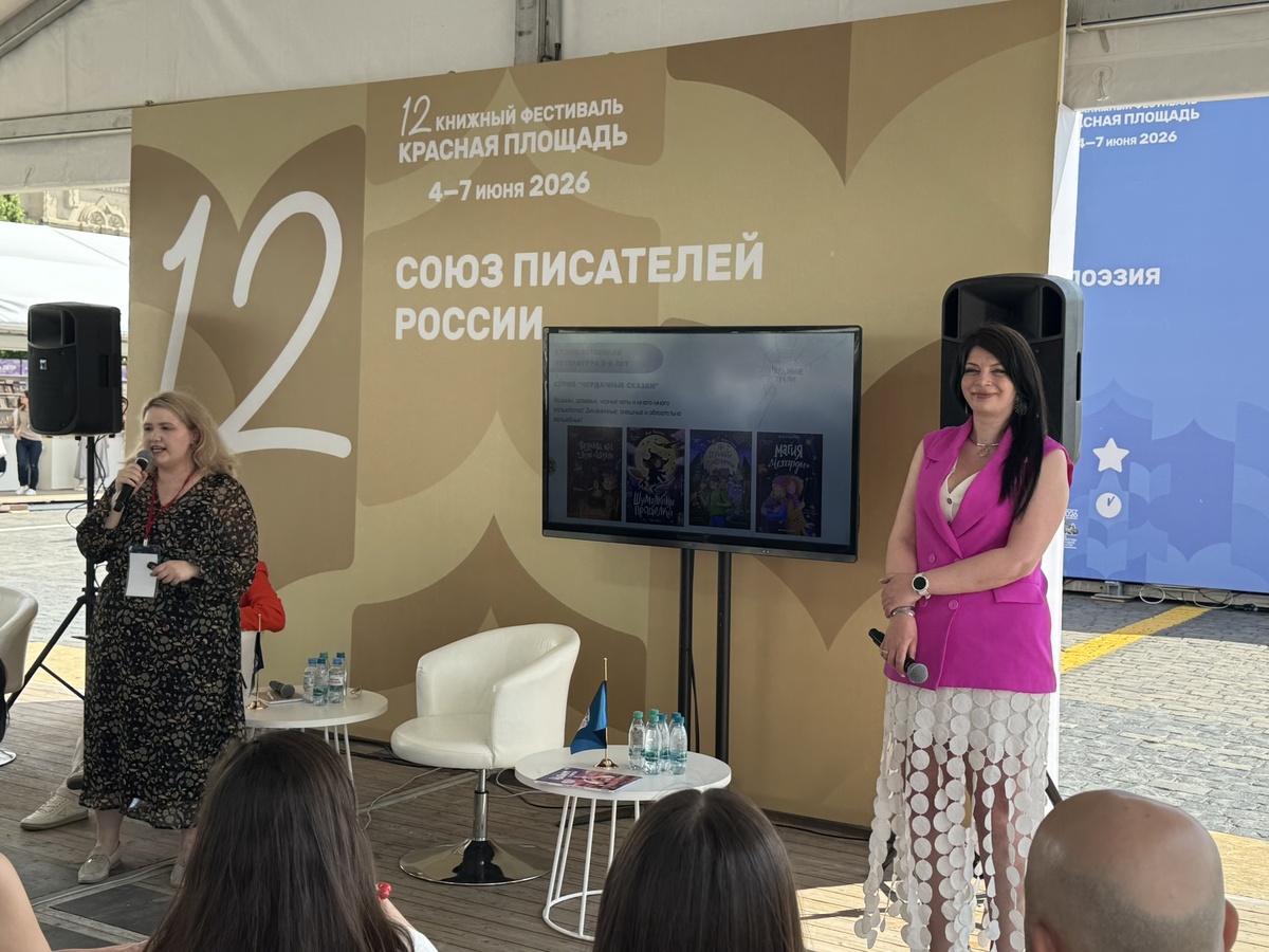 Представители издательства «Феникс» Инна Кривошеева и Екатерина Кузина 