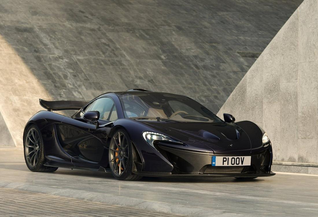 McLaren P1 — культовый британский гиперкар, который стал одним из первых гибридных автомобилей нового поколения.
Модель сочетает технологии Formula 1, лёгкую карбоновую конструкцию и экстремальную динамику