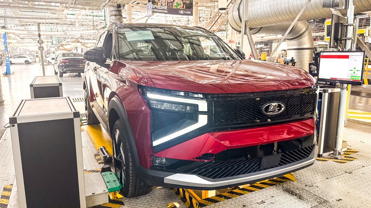    LADA Azimut в цвете «Фламенко». Фото Иван Бахарев / «Автоновости дня»