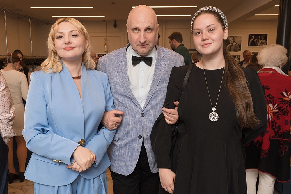    Актриса Юлия Латышева, художественный руководитель театра Всеволода Шиловского, режиссёр Пётр Орлов и актриса Юлия Ткач. Фото предоставлены пресс-службой Московского театра Всеволода Шиловского