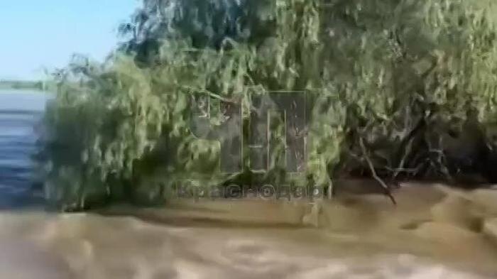 На Кубани сняли на видео, как вода затопила часть района из-за прорыва дамбы