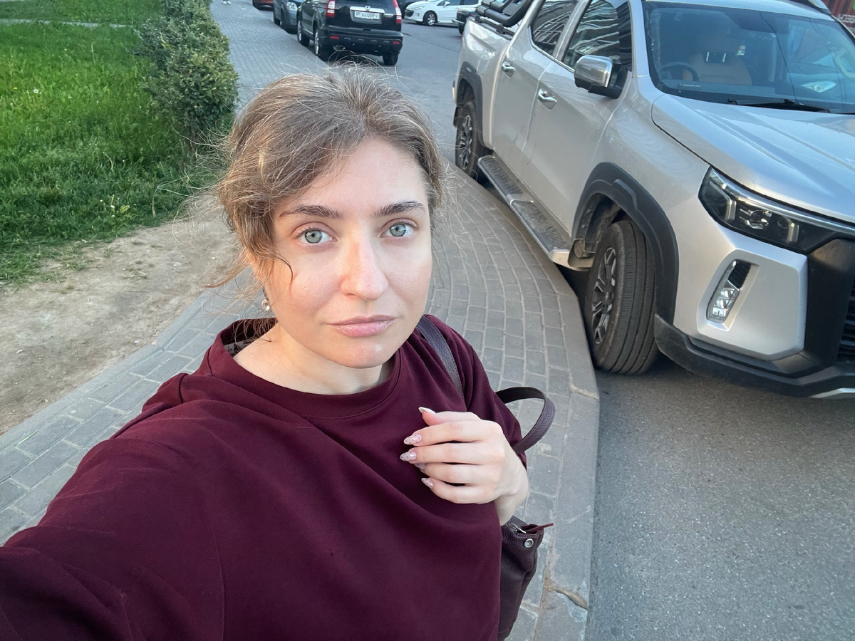 Вчерашняя я, гуляли с сыном по району, хочу, чтобы он почаще выходил из дома и видел дневной свет. Благо, дневной свет сейчас есть и после работы:) Абсолютно без макияжа и с пучком, который сделала для душа, и максимально нравлюсь себе неожиданно.