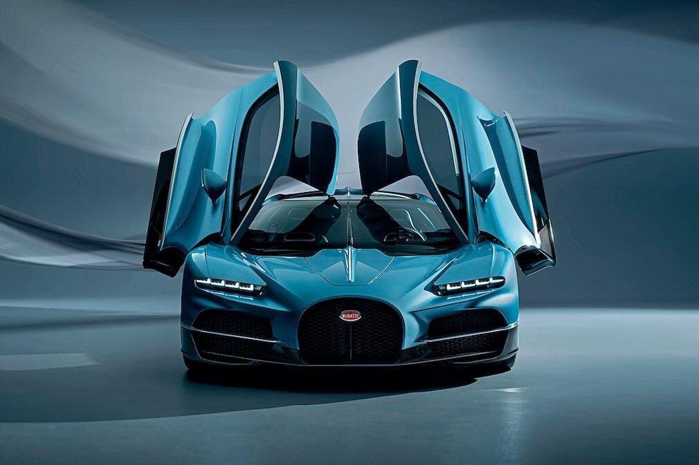 Bugatti Tourbillon — новый гиперкар Bugatti, пришедший на смену Chiron.
Автомобиль сочетает атмосферный V16, гибридные технологии и роскошь уровня эксклюзивных часов haute horlogerie.