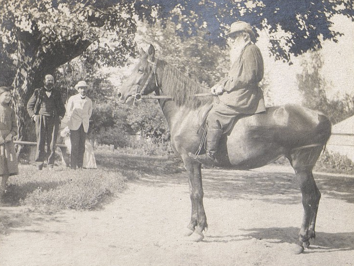 Л.Н. Толстой верхом, Ясная Поляна, 1903 г.  Государственный музей-заповдник Л.Н. Толстого