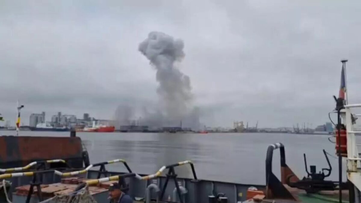 Украинский морской дрон взорвался у румынского порта Констанца/© скрин с видео