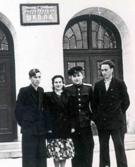 На снимке, сделанном летом 1952-го у входа в Нестеровскую среднюю школу, – учитель истории Александра Павленко и трое бывших учеников (Виктор Пацаев – справа)