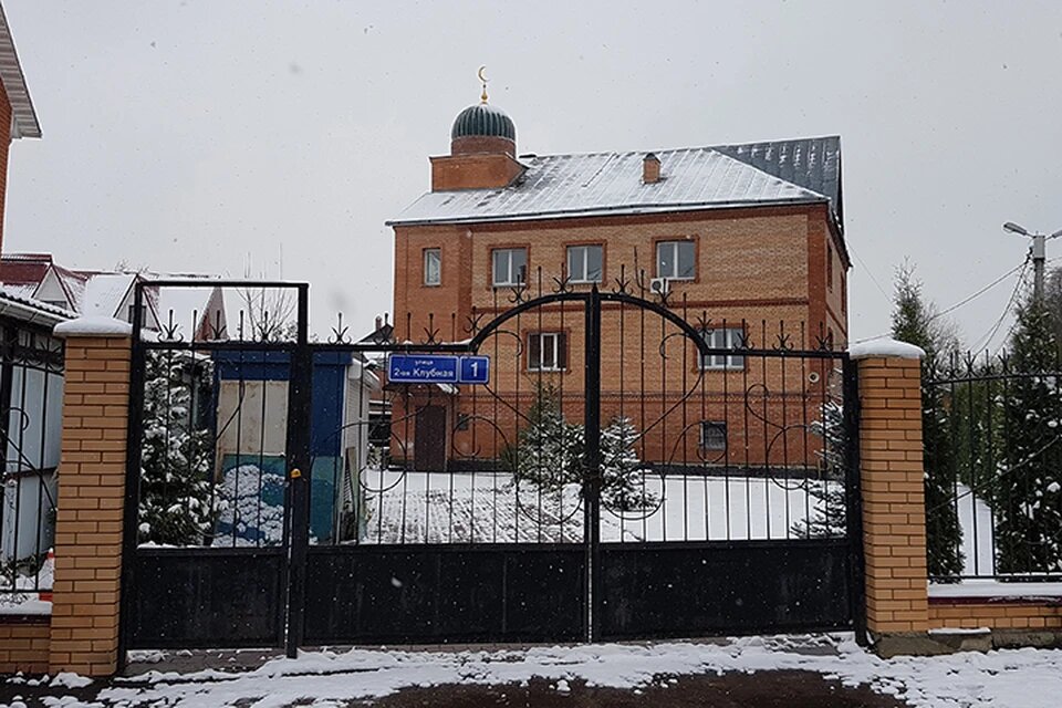 Исламский культурный центр (и по совместительству мечеть) находится посреди коттеджного поселка Востряково. Фото: Олег АДАМОВИЧ