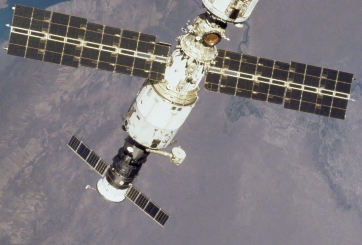    Служебный модуль «Звезда» с пристыкованным кораблем «Прогресс» / © NASA