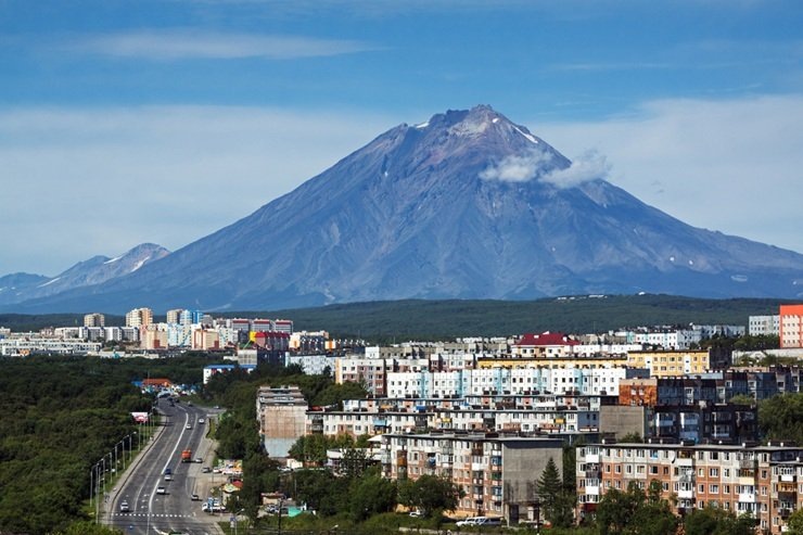 Вид на город с Корякским вулканом на фоне. Фото: Alexander Piragis / Shutterstock.com