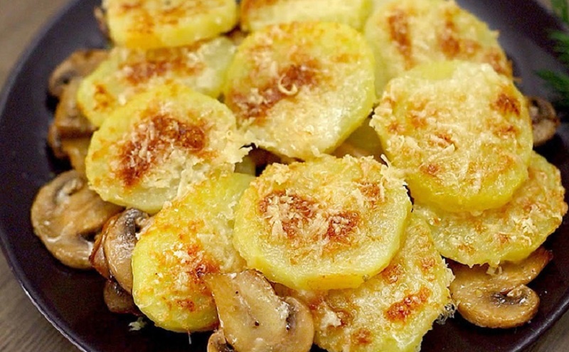 Сливочная картошка с грибами и пармезаном: секрет сочной запеканки  