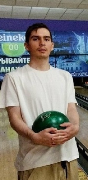 Это я его из группового фото вырезала, которое опубликовано на странице ВОИ. С виду всё нормально. Но я-то знаю, что он прикрывает шаром. Теперь и вы знаете. 