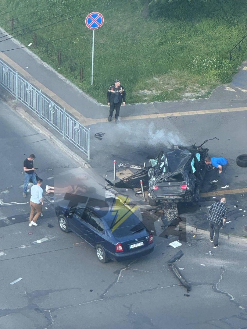    Mercedes на бешеной скорости влетел в подземный переход в Киеве: четверо погибших