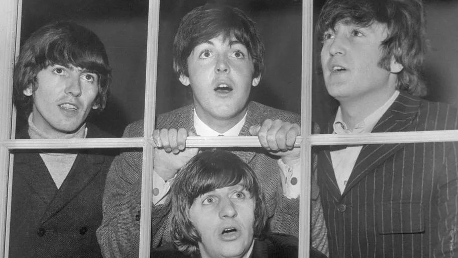 The Beatles корчат рожицы у окна 