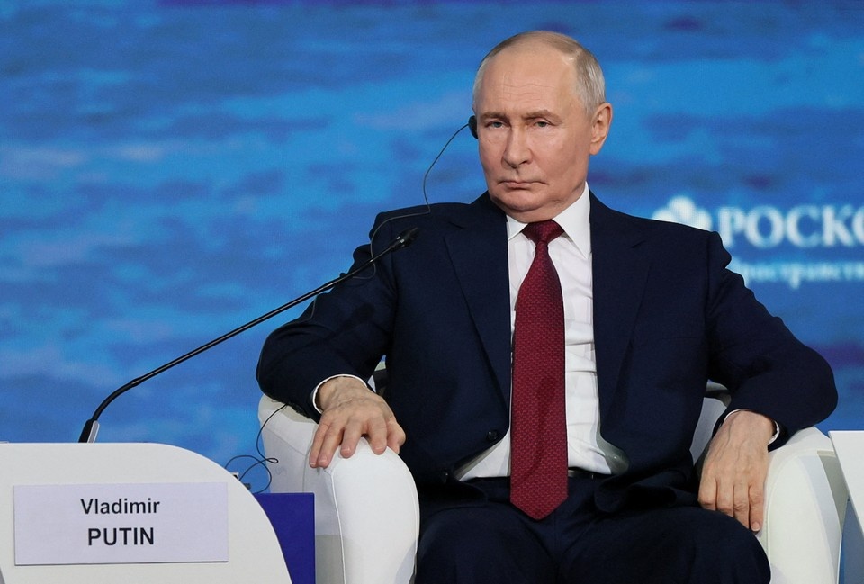    Президент подчеркнул странность: позиция Киева двулично меняется - когда речь о поставках оружия, так Вашингтон лучший друг, а когда о гарантиях безопасности - Украина хочет привлечь Европу. REUTERS