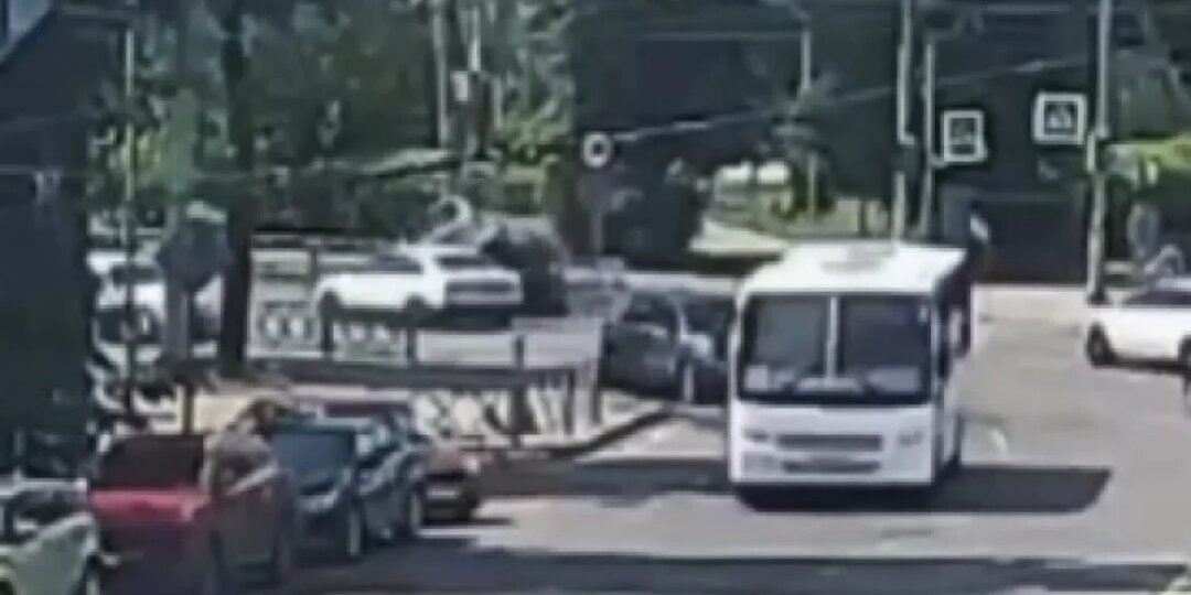 Внезапное ДТП: появилось видео с перевернувшейся машиной в Ярославле